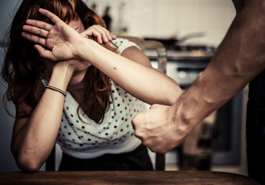 Nasilje u porodici: Nasilnik NAPAO ŽENU I KĆERKU, prijetio im, pa fizički nasrnuo na suprugu
