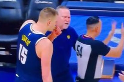 (VIDEO) Nervozni Nikola Jokić ganjao sudiju po terenu: Saigrači ga vukli, uključio se i trener, očajni Denver pao protiv Sakramenta