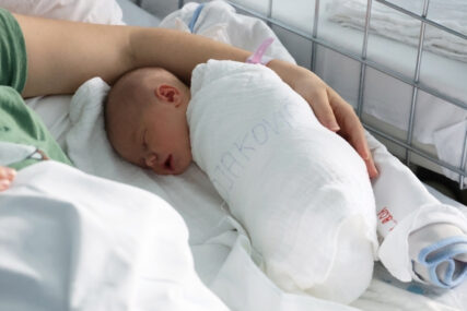 novorođenče beba porodilja