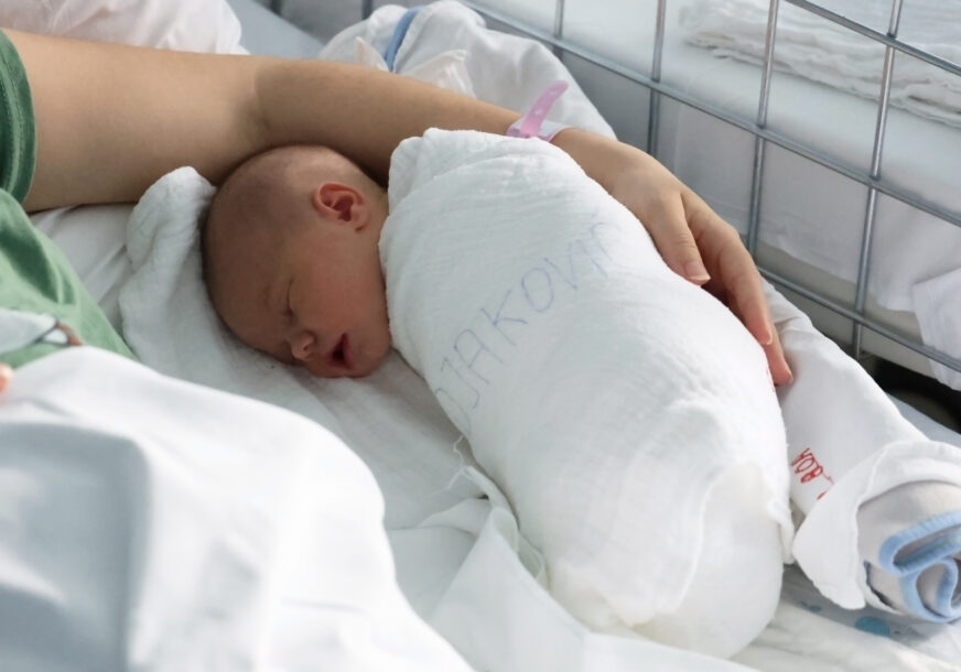 novorođenče beba porodilja
