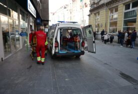 (FOTO) "Ima teške povrede" Poznato stanje žene na koju se OBRUŠILA FASADA na ulici u Sarajevu
