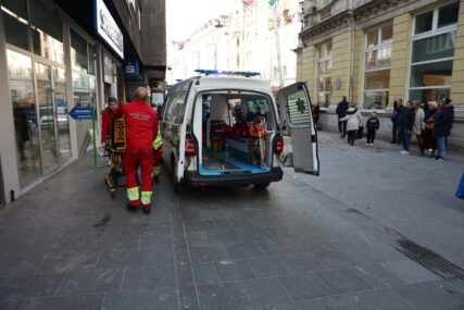 (FOTO) "Ima teške povrede" Poznato stanje žene na koju se OBRUŠILA FASADA na ulici u Sarajevu