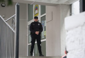EPILOG SLUČAJA "NOŽ U 'RIBNIKARU'" Školski policajac u ruksaku đaka pronašao hladno oružje, njegov otac tvrdi da mu je podmetnuto