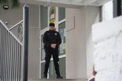EPILOG SLUČAJA "NOŽ U 'RIBNIKARU'" Školski policajac u ruksaku đaka pronašao hladno oružje, njegov otac tvrdi da mu je podmetnuto