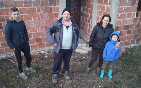 (FOTO) Potrebna pomoć dobrih građana: Pokrenuta humanitarna akcija za porodicu Jelisavac iz Novog Grada