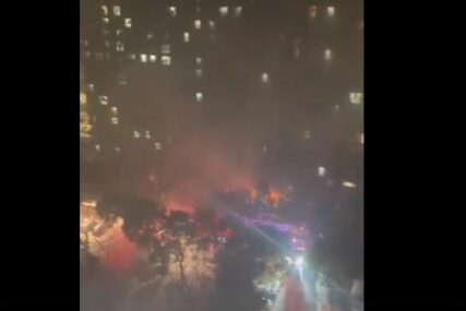 (VIDEO) Plamen GUTAO NEBODER u Kini: Dramatični snimci gašenja požara u kojem je poginulo 15, a povrijeđeno više 40 osoba