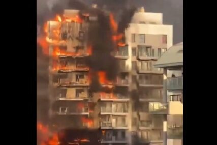 (VIDEO) Vatra "progutala" zgradu od 14 spratova: Vatrogasci i ljekari spasavaju građane, postavljena i improvizovana bolnica