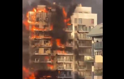 (VIDEO) Vatra "progutala" zgradu od 14 spratova: Vatrogasci i ljekari spasavaju građane, postavljena i improvizovana bolnica