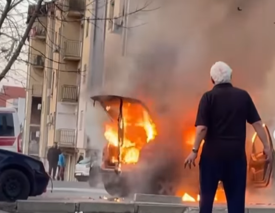 (VIDEO) Buktinja na sred ulice: Požar "progutao" automobil, čekaju se vatrogasci