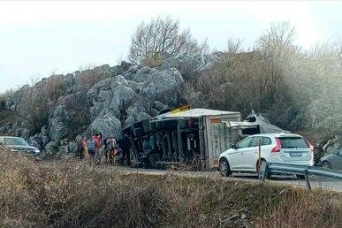 Nesreća na putu Gacko - Foča: Prevrnuo se kamion, saobraćaj u potpunosti obustavljen
