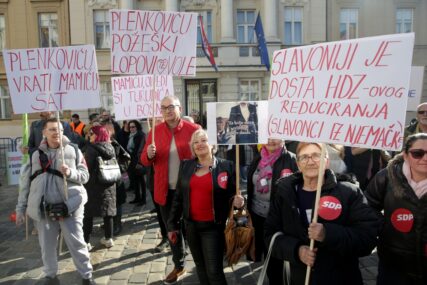 (VIDEO, FOTO) "DOSTA JE, ODMAH NA IZBORE" Veliki protest u Zagrebu protiv hrvatske vlade