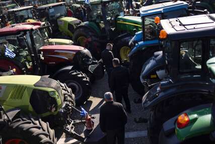 LETE JAJA I KAMENICE Protest poljoprivrednika trese EU, traktori paralisali Solun, u Briselu haos