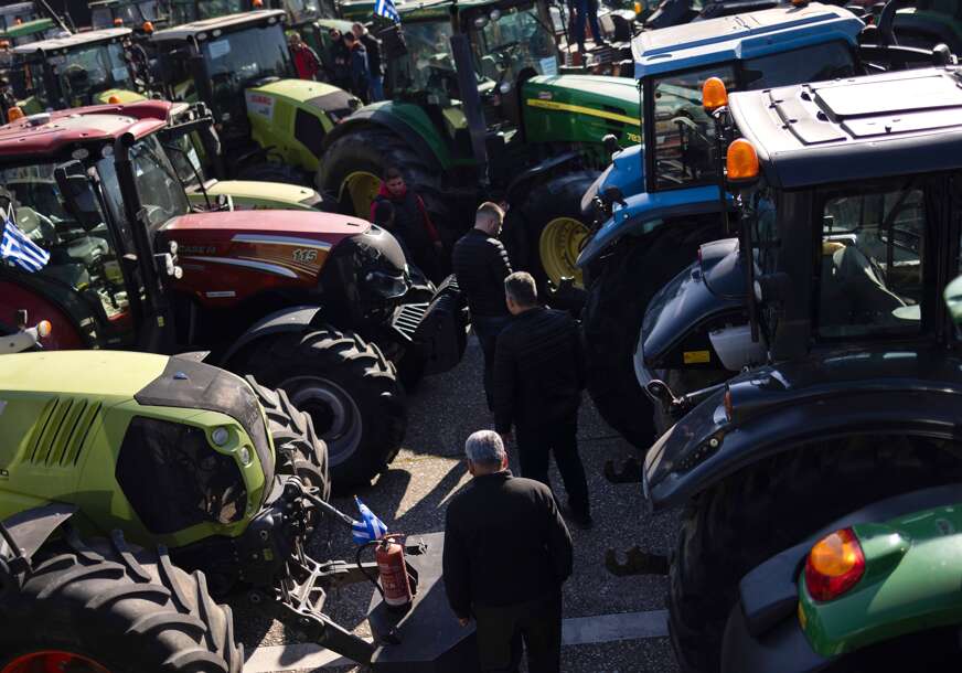LETE JAJA I KAMENICE Protest poljoprivrednika trese EU, traktori paralisali Solun, u Briselu haos