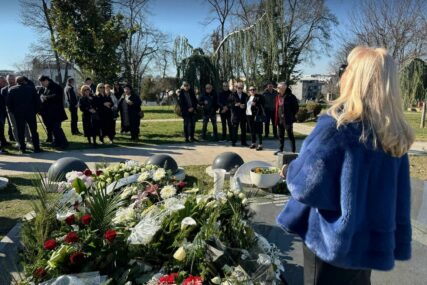 (FOTO) Pomen Šabanu Šauliću: Prijatelji i porodica se okupili na groblju, supruga Goca donijela BUKET BIJELIH RUŽA