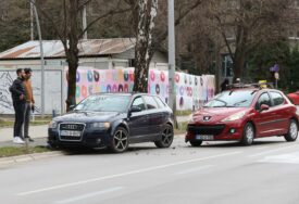 (FOTO) Saobraćajka u centru Banjaluke: Sudar "audija" i "pežoa", dijelovi auta rasuti po putu