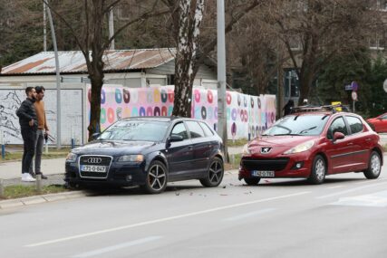 (FOTO) Saobraćajka u centru Banjaluke: Sudar "audija" i "pežoa", dijelovi auta rasuti po putu
