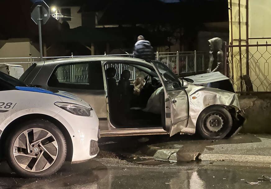 (VIDEO) "Čuli smo da je jako lupilo" Automobil se nakon sudara zakucao u ogradu, ima povrijeđenih