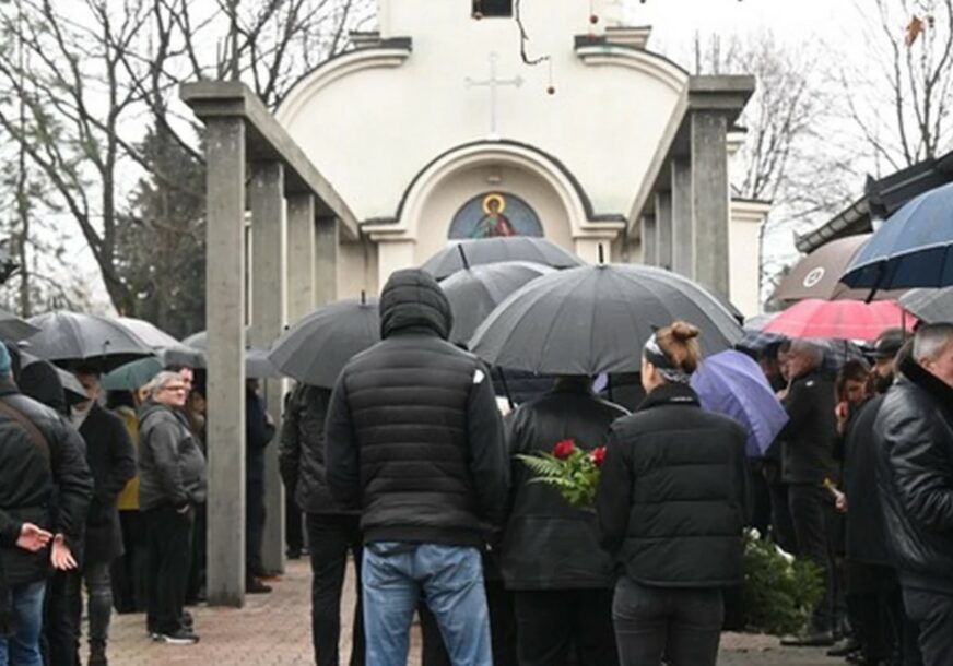 (FOTO) NIJE MOGAO DA SAKRIJE SUZE Novica Veličković zaplakao na sahrani Dejana Milojevića