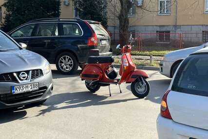skuter parkiran na sred ulice>