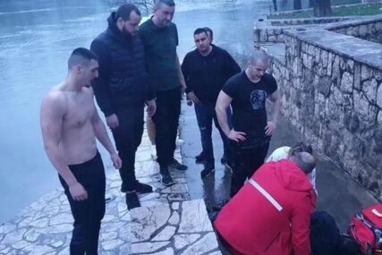(FOTO) "Bravo momci, vaši roditelji su srećni ljudi" Nikola i Teo spasli ženu koja je skočila u ledenu rijeku