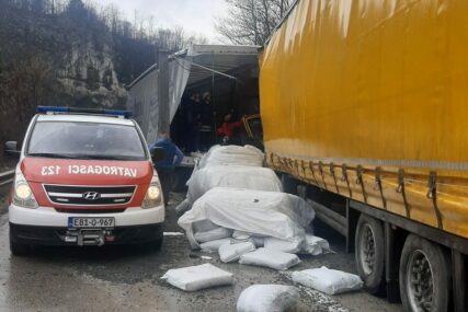 (FOTO) Saobraćajna nesreća kod Doboja: U sudaru dva kamiona povrijeđene dvije osobe