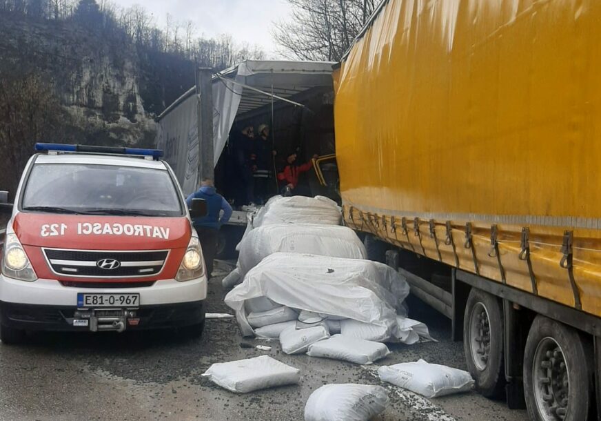 Saobraćajna nesreća u Doboju: U sudaru kamiona TEŠKE POVREDE zadobio jedan od vozača