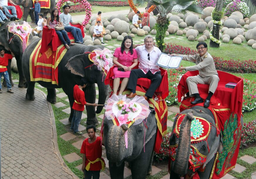 SVE U ZNAKU LJUBAVI Održano vjenčanje više od 700 parova na Dan zaljubljenih, neki u brak ušli na slonovima