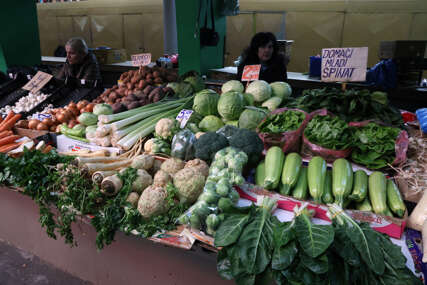 prodaja voća i povrća na pijaci 