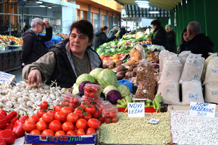 prodaja voća i povrća na tržnici