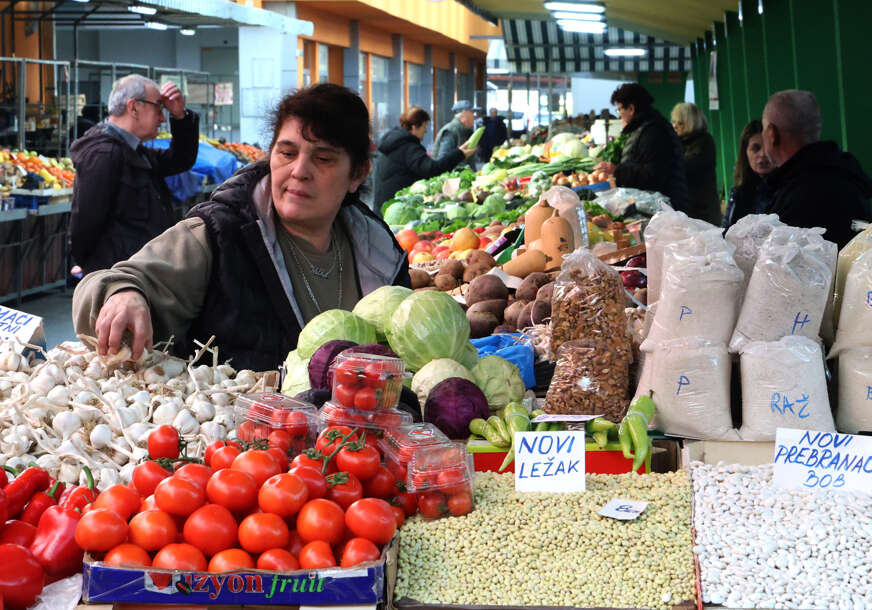 prodaja voća i povrća na tržnici
