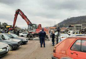 (FOTO) GDJE ZAVRŠAVAJU ODUZETI AUTOMOBILI Počelo uništavanje 29 vozila koja su pripadala "BAHATIM VOZAČIMA"