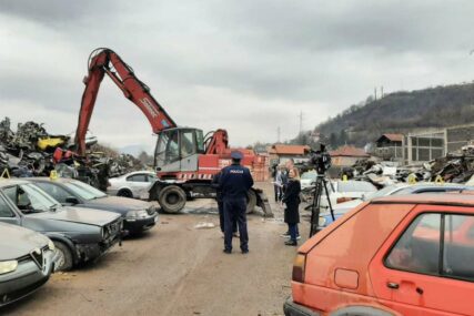 (FOTO) GDJE ZAVRŠAVAJU ODUZETI AUTOMOBILI Počelo uništavanje 29 vozila koja su pripadala "BAHATIM VOZAČIMA"