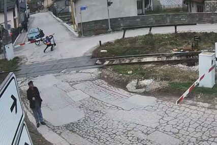 (VIDEO) "Neodgovorno kretanje dovelo do nesreće" Dječak na električnom trotinetu iščupao rampu u Banjaluci