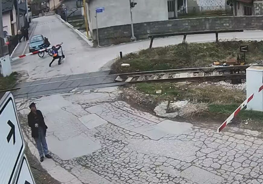 (VIDEO) "Neodgovorno kretanje dovelo do nesreće" Dječak na električnom trotinetu iščupao rampu u Banjaluci