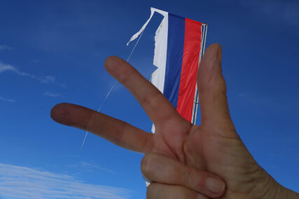 pokazana tri prsta ispred zastave Srpske