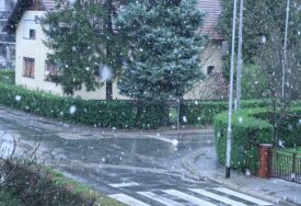 VOZAČI OPREZ Na više lokacija u Srpskoj SNIJEG i dalje pada, kolovozi su mokri i klizavi