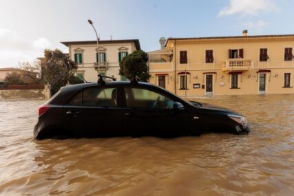 (FOTO) U Italiji alarmantno stanje: Lavine, klizišta i poplave NAPRAVILE HAOS, automobili ostali zatrpani u ruševinama