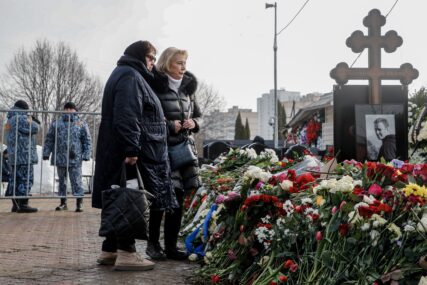 "Policija pušta one koji žele da se oproste od političara" Navaljnova majka položila cvijeće na njegov grob dan nakon sahrane
