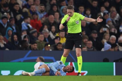 (VIDEO, FOTO) UZNEMIRUJUĆE SCENE Povreda i slomljena kost fudbalera Mančester sitija šokirala navijače