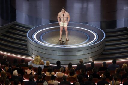 Goli Džon Sina na sceni ceremonije Oskara