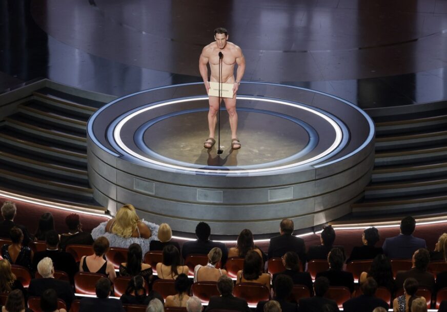 Goli Džon Sina na sceni ceremonije Oskara