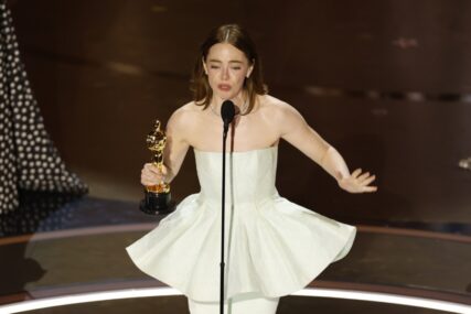 (VIDEO) "POTRGALA SE" Ema Stoun u suzama prilikom preuzimanja Oscara, otkrila da ima problem s haljinom