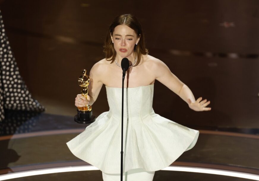 (VIDEO) "POTRGALA SE" Ema Stoun u suzama prilikom preuzimanja Oscara, otkrila da ima problem s haljinom