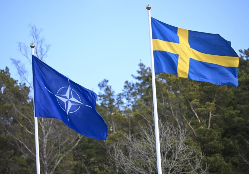 Zastava Švedske i NATO