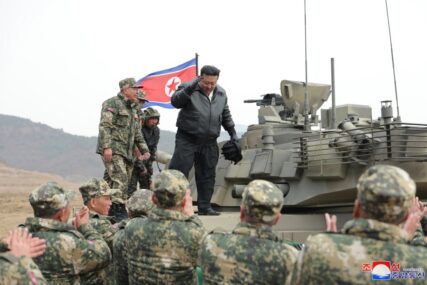 (VIDEO, FOTO) "Najmoćniji oklopnjak u svijetu" Kim iz NOVOG TENKA predvodio vojne vježbe u Sjevernoj Koreji