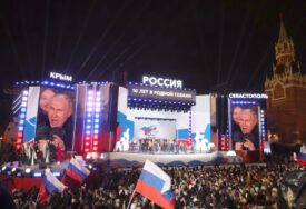 (VIDEO, FOTO) "SVA SLAVA RUSIJI" Vladimir Putin organizovao dvostruko slavlje u Moskvi, veliki broj građana okupio se na Crvenom trgu