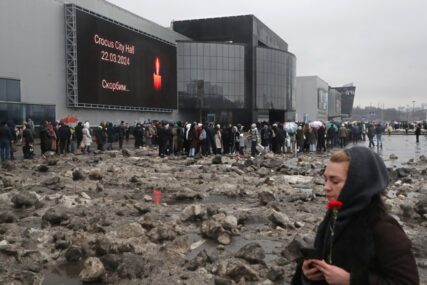 (FOTO) RUSIJA OKOVANA TUGOM Ljudi širom zemlje i dalje odaju poštu ubijenima u Moskvi, Putin upalio svijeću