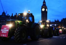 U Britaniji dosad NAJVEĆI PROTEST poljoprivrednika: Više od 100 traktora kod Vestministerske palate