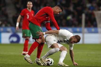 (VIDEO) PORTUGALAC NEMA MIRA U LJUBLJANI Navijač uletio na teren da napravi selfi sa Ronaldom