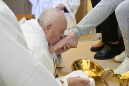 Promijenio dugogodišnju tradiciju: Papa Franjo ritualno oprao noge 12 žena u zatvoru